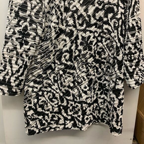 Susan graver black and white printed blouse medium - Picture 3 of 6